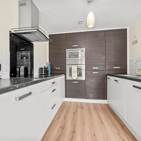 Апартаменти Meadows Cozy & Comfy 5br House By Altoluxo Short Lets & Serviced With Free Wifi & Parking *