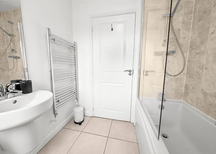 Meadows Cozy & Comfy 5br House By Altoluxo Short Lets & Serviced With Free Wifi & Parking Апартаменти