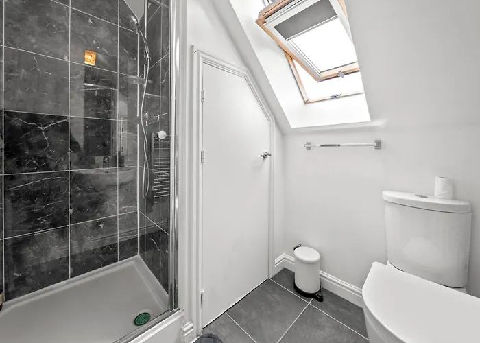 Meadows Cozy & Comfy 5br House By Altoluxo Short Lets & Serviced With Free Wifi & Parking