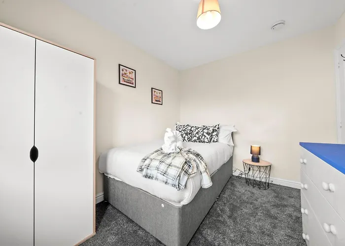 Meadows Cozy & Comfy 5br House By Altoluxo Short Lets & Serviced With Free Wifi & Parking Апартаменти Бристоль