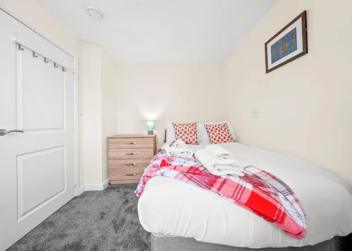 Meadows Cozy & Comfy 5br House By Altoluxo Short Lets & Serviced With Free Wifi & Parking Апартаменти *