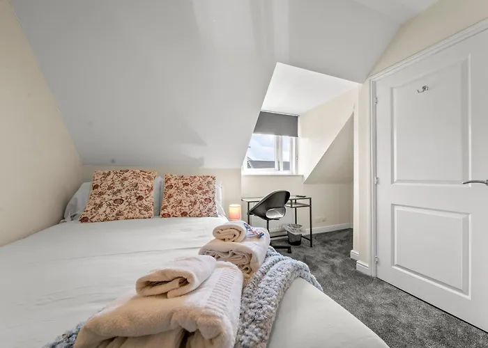 Meadows Cozy & Comfy 5br House By Altoluxo Short Lets & Serviced With Free Wifi & Parking Апартаменти