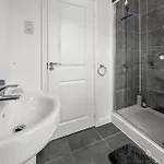 公寓 Meadows Cozy & Comfy 5br House By Altoluxo Short Lets & Serviced With Free Wifi & Parking *