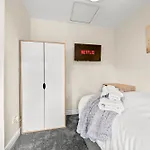 Meadows Cozy & Comfy 5br House By Altoluxo Short Lets & Serviced With Free Wifi & Parking *