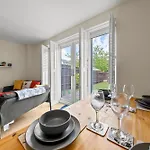 公寓 Meadows Cozy & Comfy 5br House By Altoluxo Short Lets & Serviced With Free Wifi & Parking *