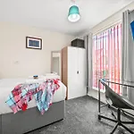 Meadows Cozy & Comfy 5br House By Altoluxo Short Lets & Serviced With Free Wifi & Parking