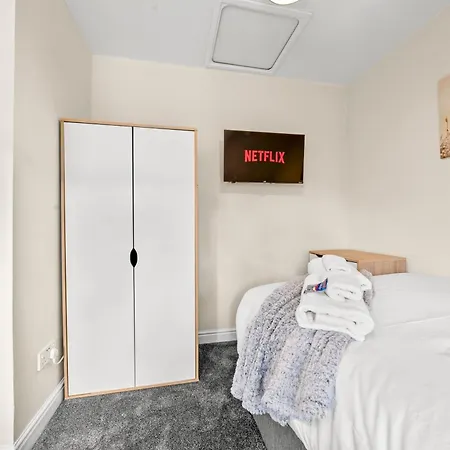 Meadows Cozy & Comfy 5br House By Altoluxo Short Lets & Serviced With Free Wifi & Parking *