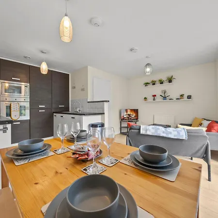 Meadows Cozy & Comfy 5br House By Altoluxo Short Lets & Serviced With Free Wifi & Parking