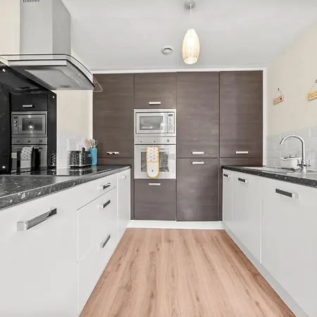 Meadows Cozy & Comfy 5br House By Altoluxo Short Lets & Serviced With Free Wifi & Parking Daire *