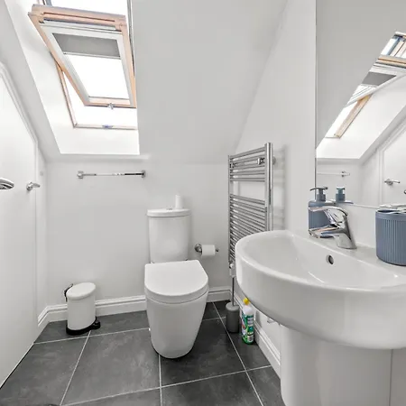 Meadows Cozy & Comfy 5br House By Altoluxo Short Lets & Serviced With Free Wifi & Parking Lejlighed