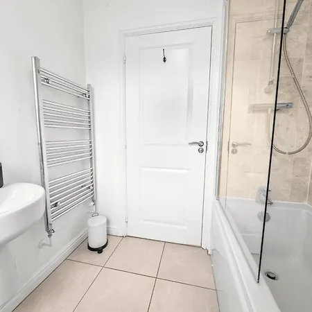 Meadows Cozy & Comfy 5br House By Altoluxo Short Lets & Serviced With Free Wifi & Parking Apartament