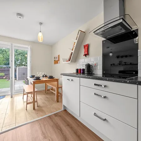 Meadows Cozy & Comfy 5br House By Altoluxo Short Lets & Serviced With Free Wifi & Parking Lejlighed