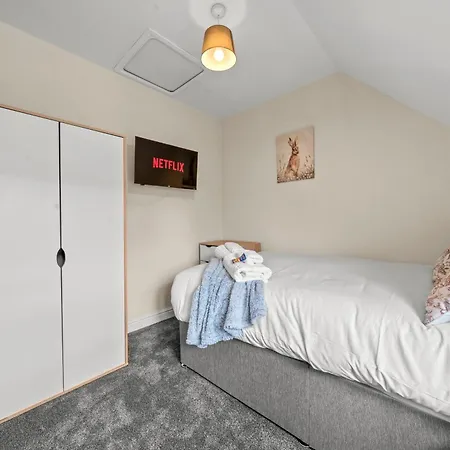 Apartament Meadows Cozy & Comfy 5br House By Altoluxo Short Lets & Serviced With Free Wifi & Parking