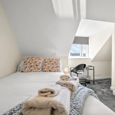 Meadows Cozy & Comfy 5br House By Altoluxo Short Lets & Serviced With Free Wifi & Parking Lejlighed