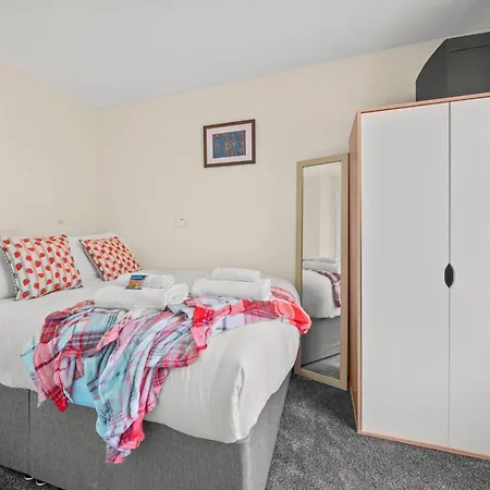 Meadows Cozy & Comfy 5br House By Altoluxo Short Lets & Serviced With Free Wifi & Parking