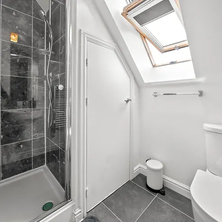 Meadows Cozy & Comfy 5br House By Altoluxo Short Lets & Serviced With Free Wifi & Parking