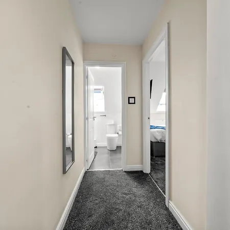 Meadows Cozy & Comfy 5br House By Altoluxo Short Lets & Serviced With Free Wifi & Parking Lejlighed *