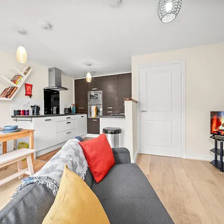 Daire Meadows Cozy & Comfy 5br House By Altoluxo Short Lets & Serviced With Free Wifi & Parking Bristol