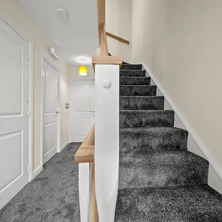 Meadows Cozy & Comfy 5br House By Altoluxo Short Lets & Serviced With Free Wifi & Parking Daire *