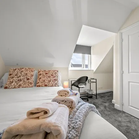 Meadows Cozy & Comfy 5br House By Altoluxo Short Lets & Serviced With Free Wifi & Parking Daire