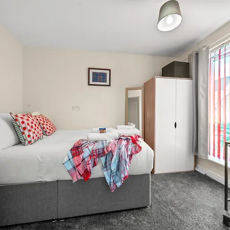 Meadows Cozy & Comfy 5br House By Altoluxo Short Lets & Serviced With Free Wifi & Parking Lejlighed *