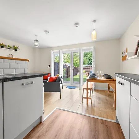 Meadows Cozy & Comfy 5br House By Altoluxo Short Lets & Serviced With Free Wifi & Parking