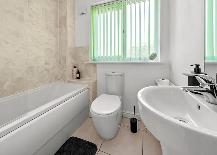 Meadows Cozy & Comfy 5br House By Altoluxo Short Lets & Serviced With Free Wifi & Parking *