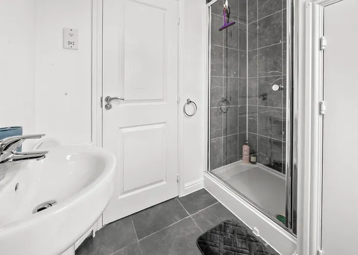 Meadows Cozy & Comfy 5br House By Altoluxo Short Lets & Serviced With Free Wifi & Parking דירה