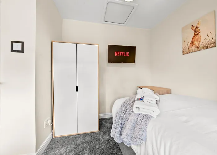 Meadows Cozy & Comfy 5br House By Altoluxo Short Lets & Serviced With Free Wifi & Parking *