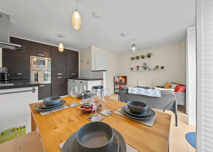 Meadows Cozy & Comfy 5br House By Altoluxo Short Lets & Serviced With Free Wifi & Parking