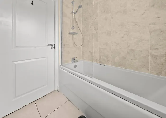 Meadows Cozy & Comfy 5br House By Altoluxo Short Lets & Serviced With Free Wifi & Parking בריסטול