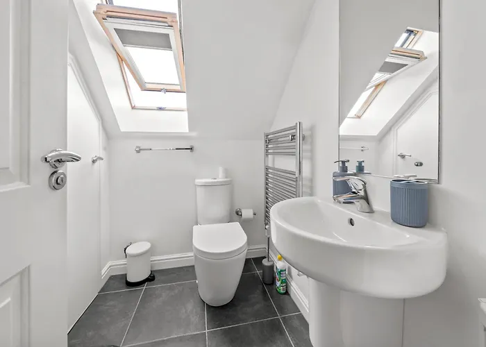 Meadows Cozy & Comfy 5br House By Altoluxo Short Lets & Serviced With Free Wifi & Parking Apartment