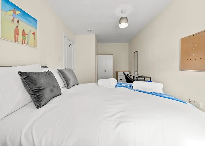 Meadows Cozy & Comfy 5br House By Altoluxo Short Lets & Serviced With Free Wifi & Parking דירה