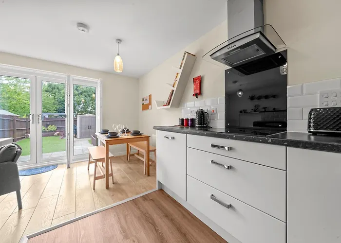 Meadows Cozy & Comfy 5br House By Altoluxo Short Lets & Serviced With Free Wifi & Parking דירה