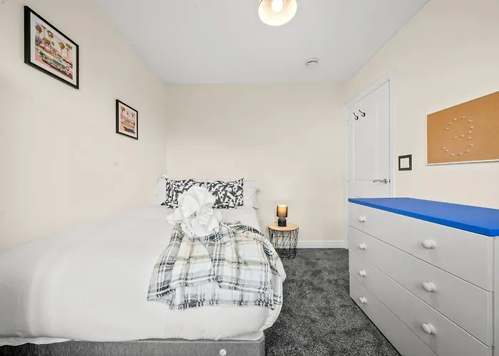 Meadows Cozy & Comfy 5br House By Altoluxo Short Lets & Serviced With Free Wifi & Parking