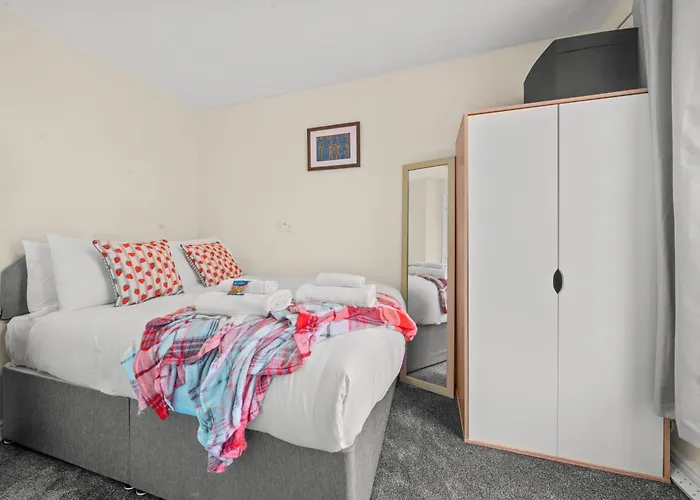 Meadows Cozy & Comfy 5br House By Altoluxo Short Lets & Serviced With Free Wifi & Parking