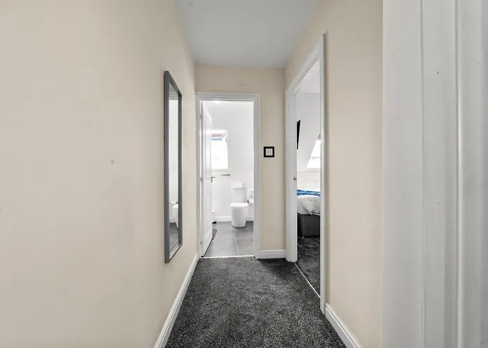 Meadows Cozy & Comfy 5br House By Altoluxo Short Lets & Serviced With Free Wifi & Parking דירה *