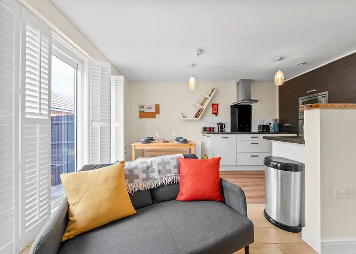 דירה Meadows Cozy & Comfy 5br House By Altoluxo Short Lets & Serviced With Free Wifi & Parking בריסטול