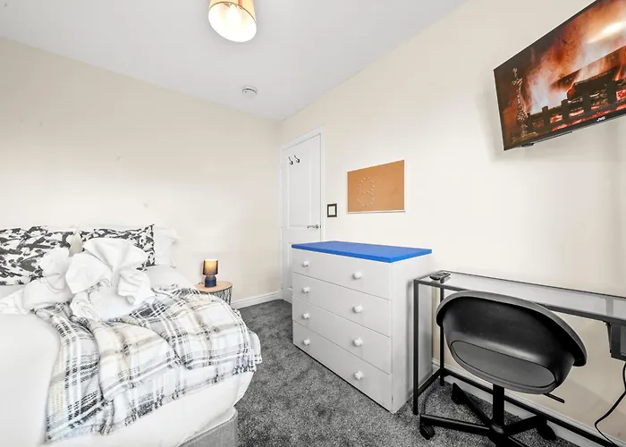 Meadows Cozy & Comfy 5br House By Altoluxo Short Lets & Serviced With Free Wifi & Parking דירה בריסטול