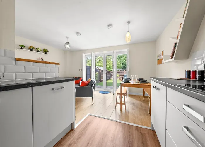 Meadows Cozy & Comfy 5br House By Altoluxo Short Lets & Serviced With Free Wifi & Parking