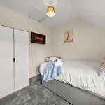 Διαμέρισμα Meadows Cozy & Comfy 5br House By Altoluxo Short Lets & Serviced With Free Wifi & Parking