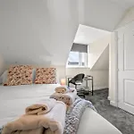 Meadows Cozy & Comfy 5br House By Altoluxo Short Lets & Serviced With Free Wifi & Parking 아파트
