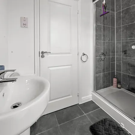 Lägenhet Meadows Cozy & Comfy 5br House By Altoluxo Short Lets & Serviced With Free Wifi & Parking *