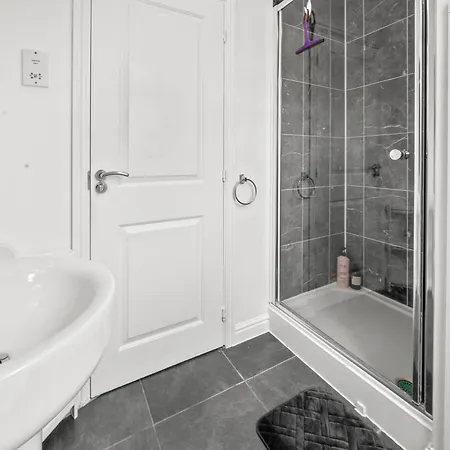 Meadows Cozy & Comfy 5br House By Altoluxo Short Lets & Serviced With Free Wifi & Parking Lägenhet