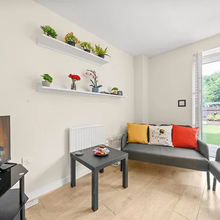 Lägenhet Meadows Cozy & Comfy 5br House By Altoluxo Short Lets & Serviced With Free Wifi & Parking *
