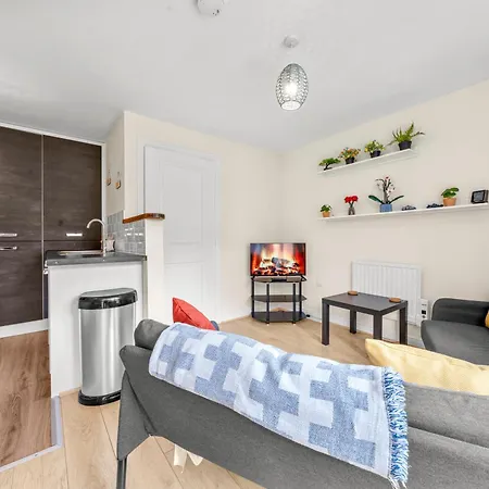 Meadows Cozy & Comfy 5br House By Altoluxo Short Lets & Serviced With Free Wifi & Parking Lägenhet *