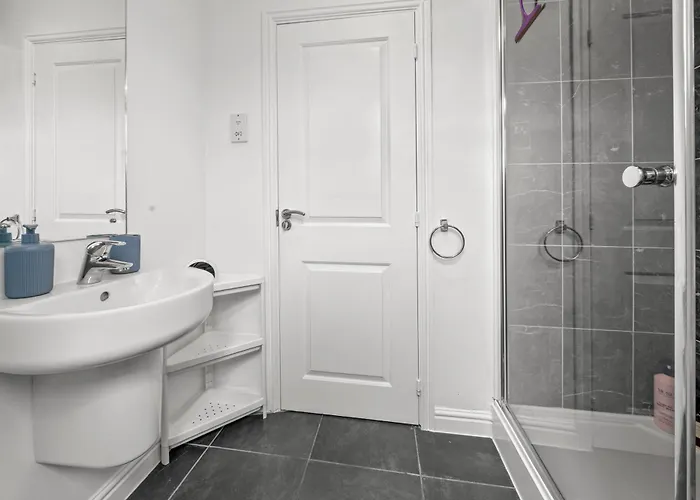 Meadows Cozy & Comfy 5br House By Altoluxo Short Lets & Serviced With Free Wifi & Parking Lägenhet *