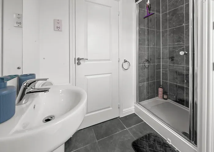 Lägenhet Meadows Cozy & Comfy 5br House By Altoluxo Short Lets & Serviced With Free Wifi & Parking *