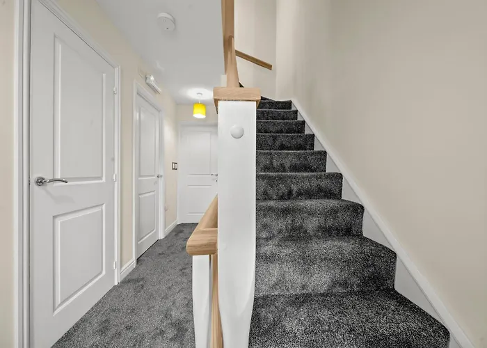 Meadows Cozy & Comfy 5br House By Altoluxo Short Lets & Serviced With Free Wifi & Parking Lägenhet *